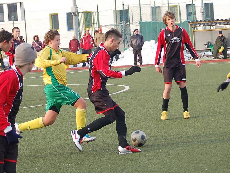 Zimní turnaj SSZ: FK Baník Sokolov U17 - Spartak Chodov B (v černo - červeném)