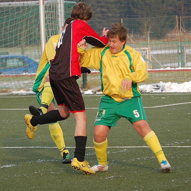 Zimní turnaj SSZ: FK Baník Sokolov U17 - Spartak Chodov B (v černo - červeném)