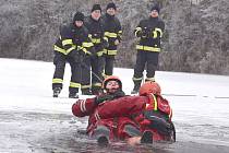 Sokolovští hasiči cvičili na rybníku v Dolním Rychnově záchranu lidí, kteří se propadli ledem.