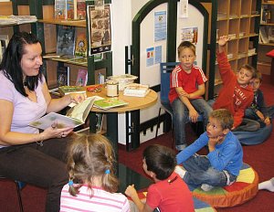V rámci Týdne knihoven se v okrese konají různé přednášky a besedy pro školy. Děti se při nich dozvídají zajímavosti ze světa knih.