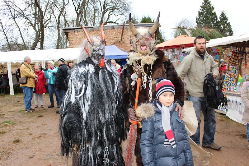 Peklo, kulturní program i mikulášské balíčky čekaly na děti na hradě Hartenberg.