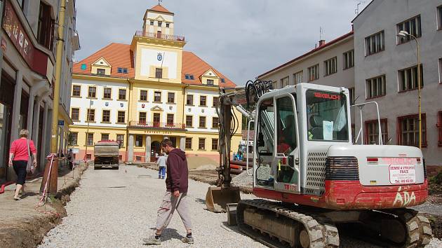 KVŮLI PRACÍM je omezen provoz na náměstí před budovou radnice. Kompletní rekonstrukce skončí na konci roku. 