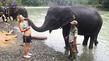 LUCIE SI V INDONÉSII vyzkoušela i mytí slonů. „Už tady mě napadlo se na Bali vrátit a stát se ošetřovatelkou slonů. Vrátím se určitě, ale spíš jako instruktorka potápění,“ říká.
