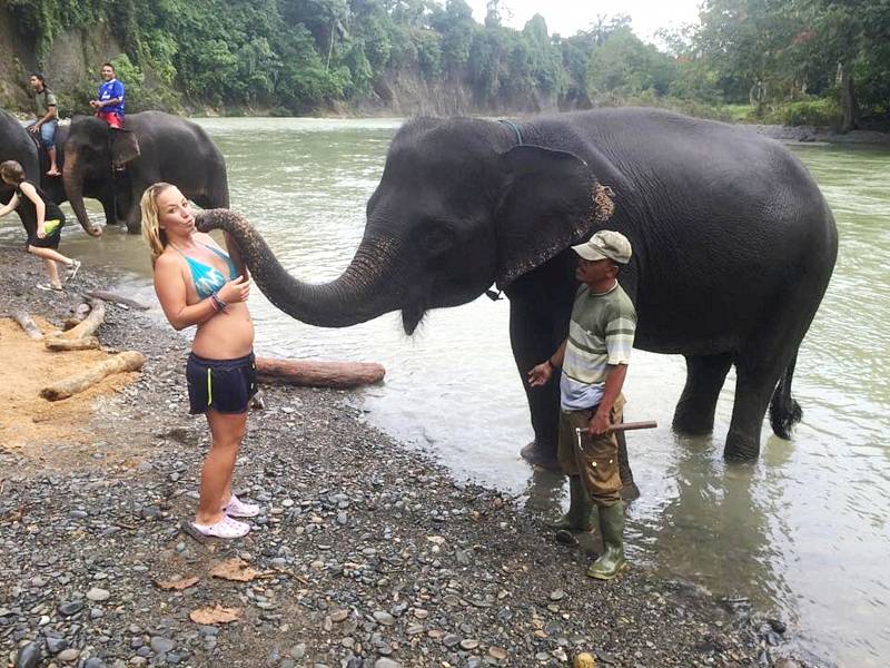 LUCIE SI V INDONÉSII vyzkoušela i mytí slonů. „Už tady mě napadlo se na Bali vrátit a stát se ošetřovatelkou slonů. Vrátím se určitě, ale spíš jako instruktorka potápění,“ říká.