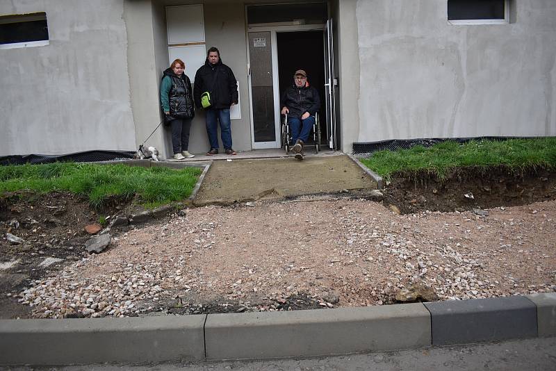 Kvůli rozkopanému chodníku jsem nebyl týden venku, stěžuje si vozíčkář