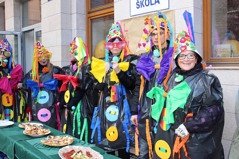 Návštěvníci s maskami i bez nich si užívali premiérový Loketský masopust.