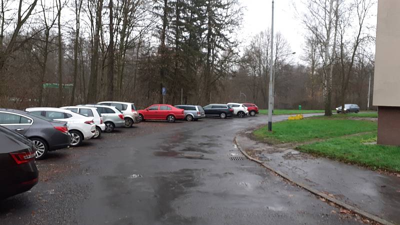Ačkoli není na sídlišti kde parkovat, další nová parkoviště Chodovští nechtějí