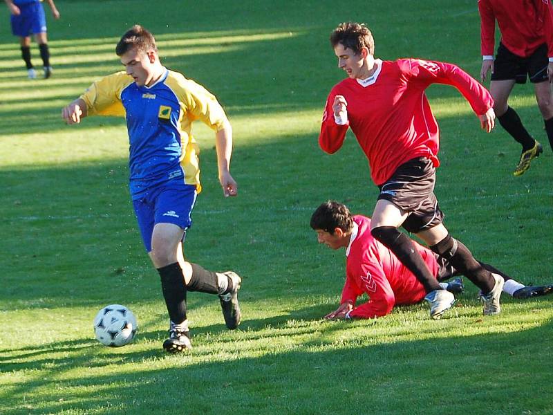 Okresní přebor: Olympie Březová - Dynamo Krajková (v červených dresech)