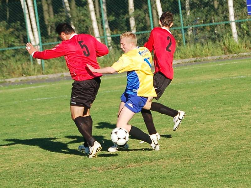 Okresní přebor: Olympie Březová - Dynamo Krajková (v červených dresech)