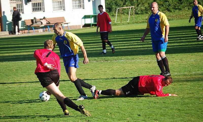 Okresní přebor: Olympie Březová - Dynamo Krajková (v červených dresech)