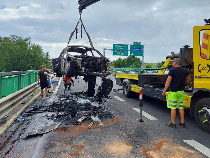 Na silnici D6 mezi Kynšperkem nad Ohří a Chebem došlo k požáru osobního auta. Foto: se svolením HZS KVK
