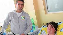 Fotbalisté Baníku Sokolov před vánocemi tradičně zavítali na dětské oddělení sokolovské nemocnice