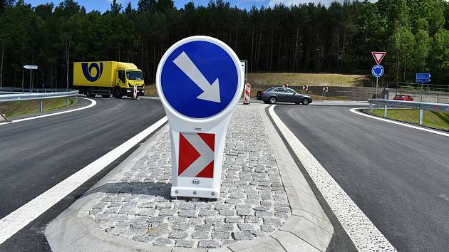 Stavaři dokončili výstavbu dopravního napojení na komerční zónu v Podkrušnohorské výsypce.