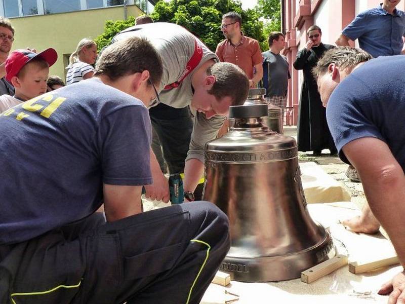 HASIČI SE V CHODOVĚ připravují na vyzdvihnutí nových zvonů do tamního kostela.