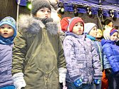 Horní Slavkov - V Horním Slavkově na Sokolovsku přišla zhruba stovka lidí, která zpívala spolu s dětmi přímo na náměstí vedle vánočního stromu