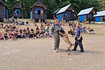 Na táboře odhalily děti tajemství výcviku služebních psů z kynšperské věznice.