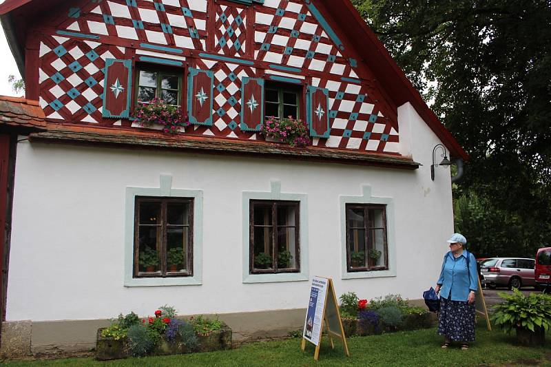 Dny lidové architektury pro Karlovarský kraj byly zahájeny v malebném skanzenu Doubrava u Lipové na Chebsku.