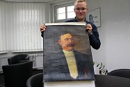 Městský historik Miloš Bělohlávek ukazuje obraz starosty Fenkla před restaurováním.