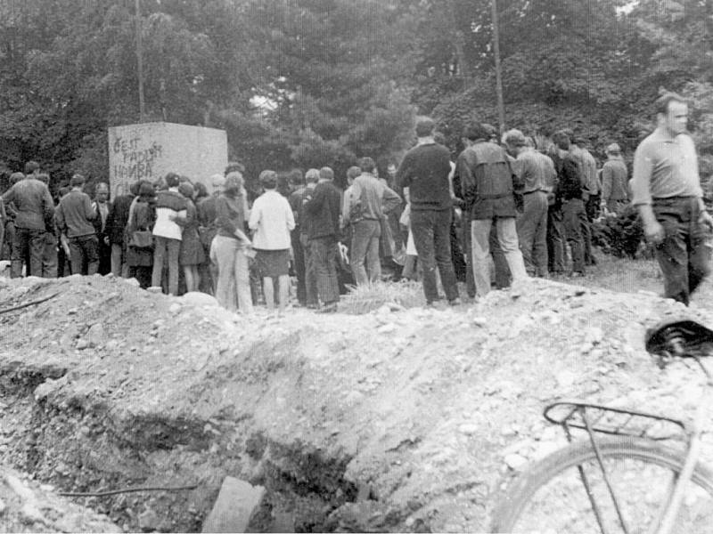 Na fotkách je stržená socha bojovníka u dnešního kruhového objezdu u zámku. Sokolovští sochu strhli na protest vstupu vojsk Varšavské smlouvy snad s tím, že ji vnímali jako symbol sovětských vojáků.