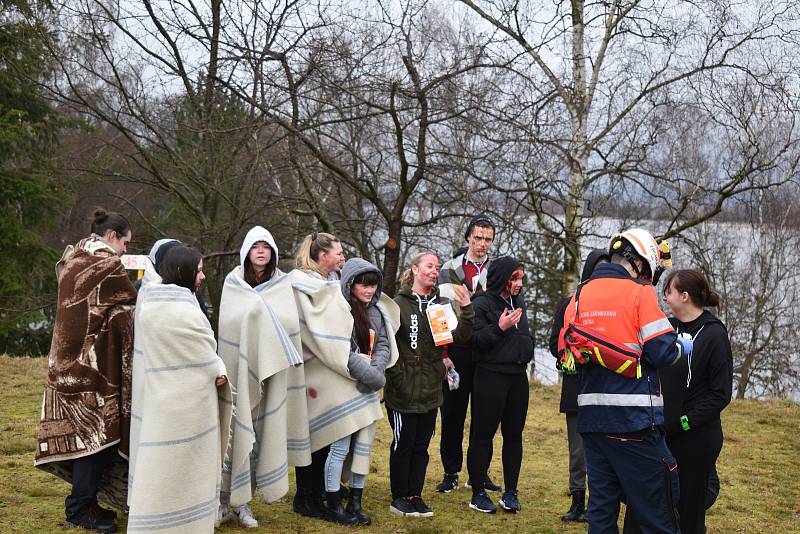 Hasiči cvičili u jesenické přehrady záchranu lidí při srážce vlaku s autem