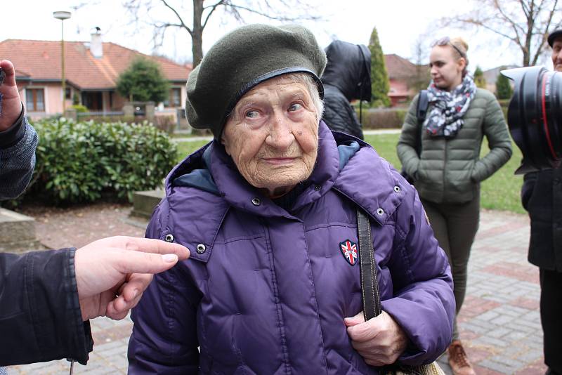 Iryna Shul se po 74 letech vrátila na místa, kde strávila nuceně rok života. Památník připomíná ženský pracovní tábor ve Svatavě.