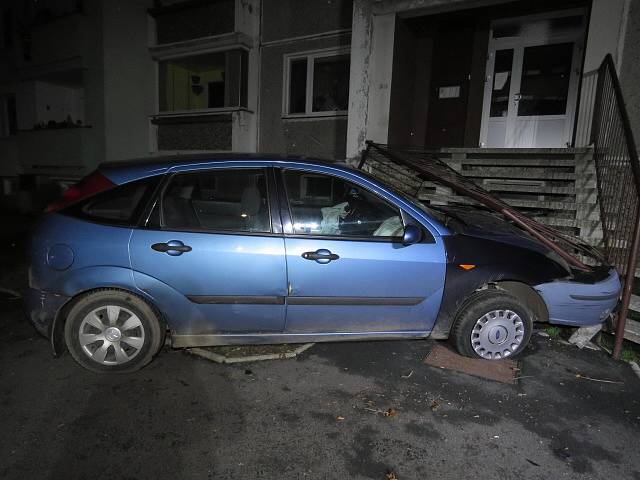 Riskantní jízda silně opilého řidiče skončila na schodišti panelového domu.