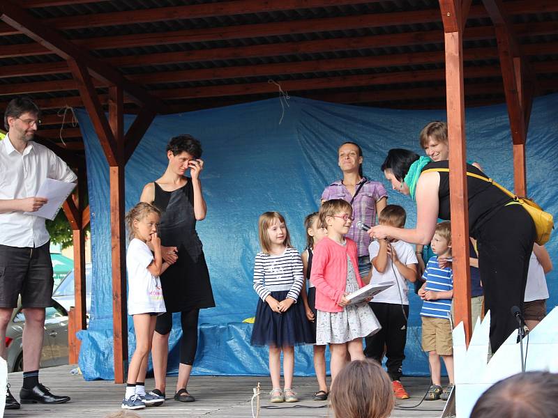 Velká večerníčková slavnost přinesla pohádku o tučňácích, vyhodnocení nejlepších čtenářů, ukončení projektu Už jsem čtenář - Knížka pro prvňáčka, sólová vystoupení i vysvědčení pro rodiče prvňáků.