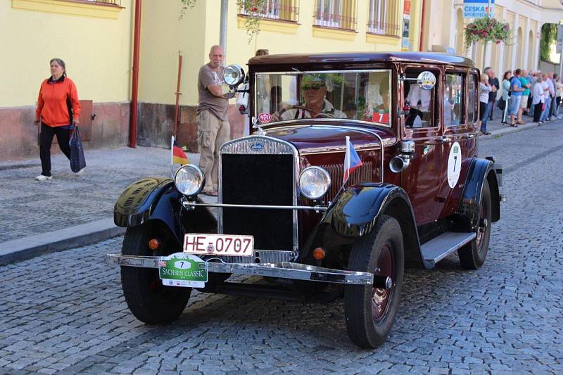 HISTORICKÁ AUTA včera projela Kraslicemi. Symbolicky projížděla tamním náměstím před radnicí v samotném centru. 