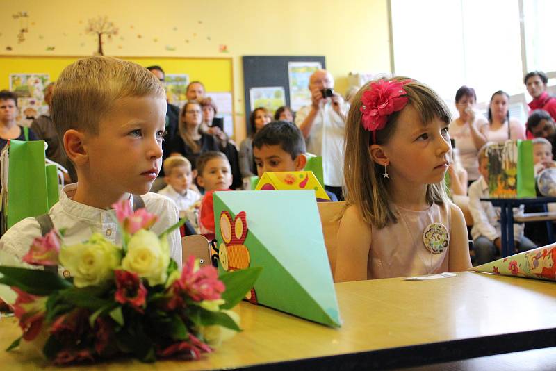 Poprvé do školních lavic usedli v pondělí i prvňáčci na ZŠ Švabinského Sokolov.