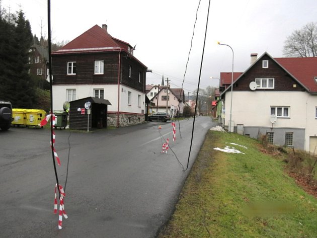 Bagrem strhl řidič telefonní dráty.