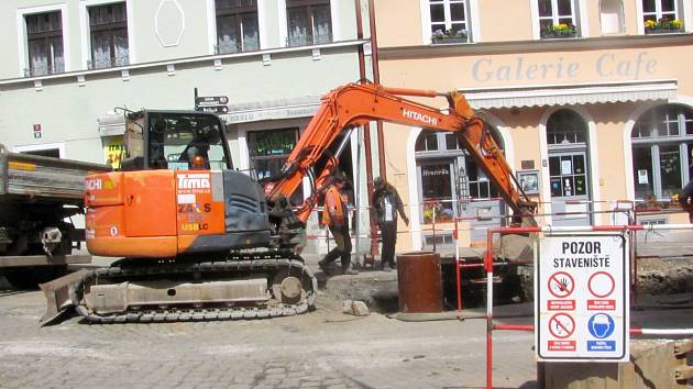 POZOR, STAVENIŠTĚ. Bagry měly být z pěší zóny pryč do konce května, prozatím jsou ale stále každodenní realitou