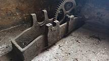 Z hromady šrotu obnovil Bohumír Břehovský stoletý hodinový stroj