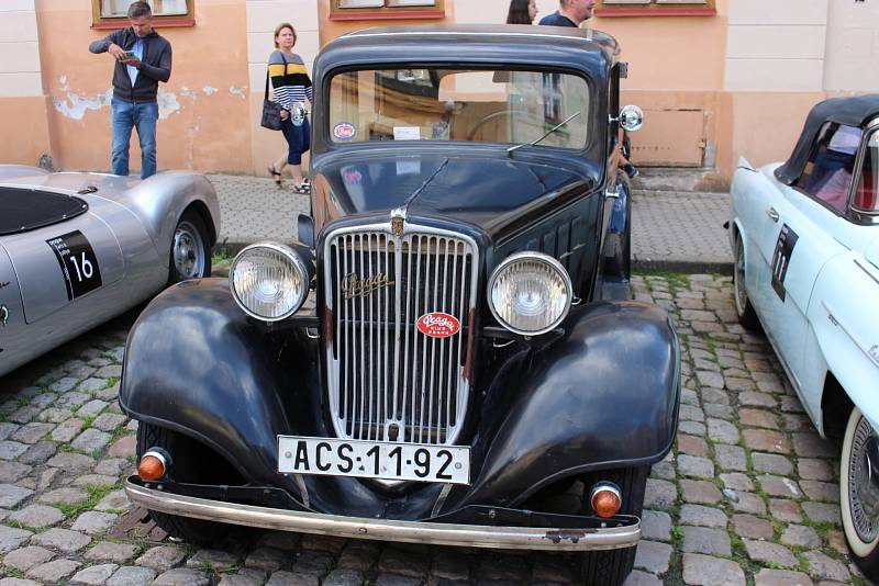 O víkendu zavítala do Lokte Prague retro rallye.