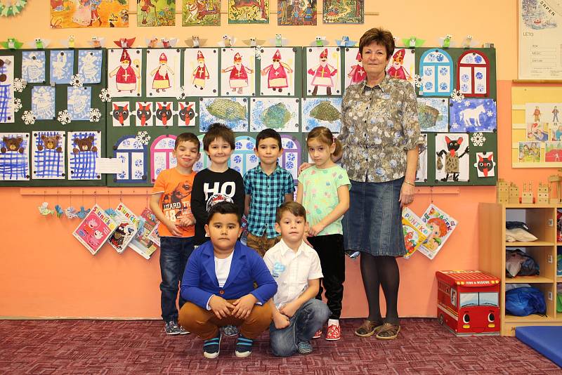 Děti z přípravné třídy na ZŠ Křižíkova Sokolov s třídní učitelkou Alenou Jiříkovou.