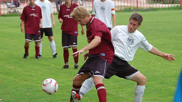 Krajský Fincentrum přebor: SK Dolní Rychnov (v bílém) - Baník Union Nové Sedlo