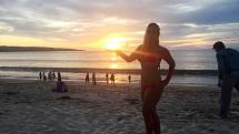 ROMANTICKÉ ZÁPADY slunce na téměř vylidněných plážích jsou jedním z důvodů, proč se někteří Češi rozhodli zůstat na Bali žít.