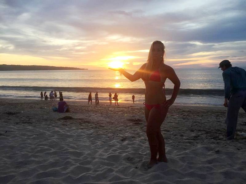 ROMANTICKÉ ZÁPADY slunce na téměř vylidněných plážích jsou jedním z důvodů, proč se někteří Češi rozhodli zůstat na Bali žít.