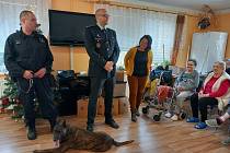 Domov pro seniory navštívili zástupci věznice se psem.