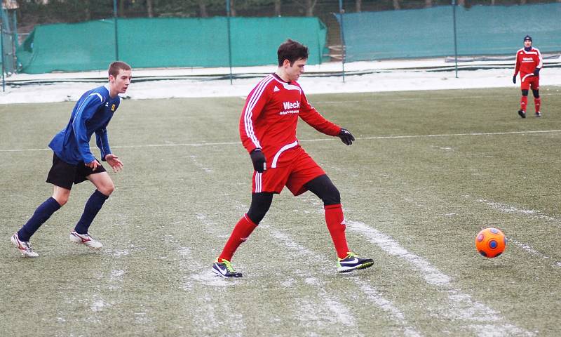 Zimní turnaj FK Baník Sokolov: Olympie Březová (v modrém) - SV Steinmühle