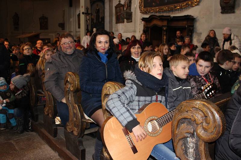 V kostele sv. Václava v Lokti zněly koledy a vánoční písně v podání žáků zdejší základní školy.