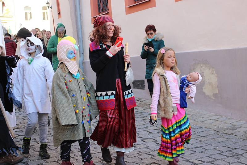 Návštěvníci s maskami i bez nich si užívali premiérový Loketský masopust.