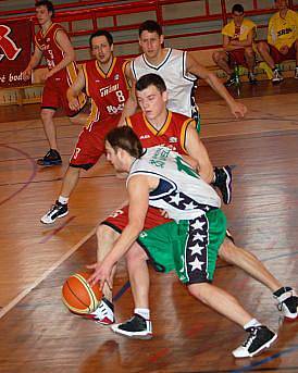 II. basketbalová liga: BK Sokolov - Sršni Písek (v červeném)