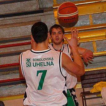 II. basketbalová liga: BK Sokolov - Sršni Písek (v červeném)