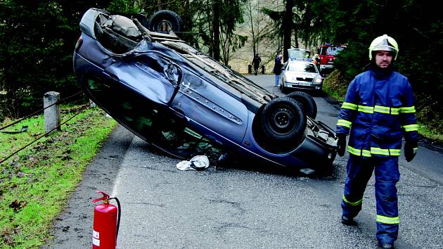 NEHODA osobních aut zablokovala dopravu na silnici mezi Olovím a Kraslicemi. Řidič renaultu skončil s autem na střeše.