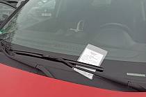 Řidiči aut bez parkovací karty riskují u kláštera pokutu nebo odtah.