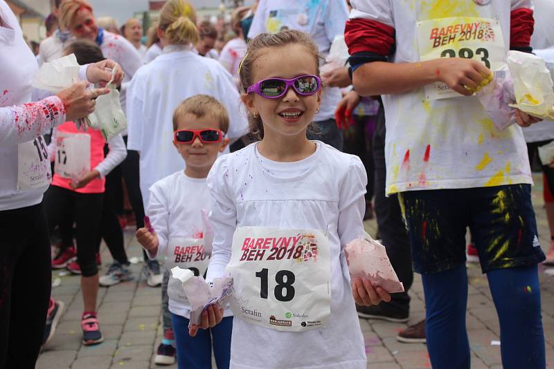 Sokolovský čtvrtmaraton, Barevný běh, Den s Policií ČR, Stezka skřítka Sokolníčka, koncerty nebo ohňostroje, to všechno byla letošní akce Hurá, prázdniny.