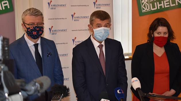 Premiér Andrej Babiš spolu s ministry Karlem Havlíčkem a Janou Maláčovou při návštěvě Sokolova
