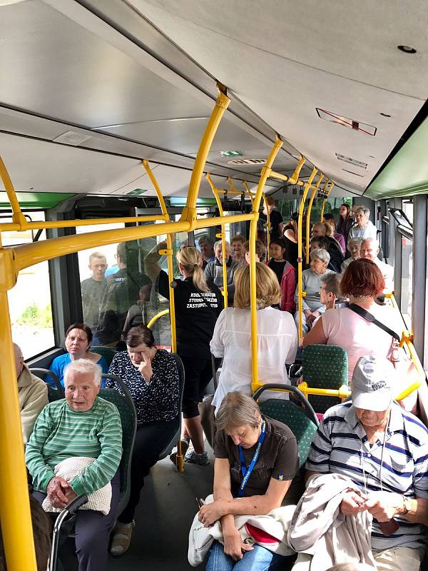 Senioři se spolu se studenty podívali do Františkových Lázní.