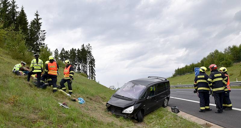 Záchranáři vyjeli k nehodě čtyř aut, havarovalo ale jen jedno. V něm cestovaly i děti, které pak hasiči vzali k sobě na základnu.