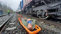 Hasiči cvičili u jesenické přehrady záchranu lidí při srážce vlaku s autem